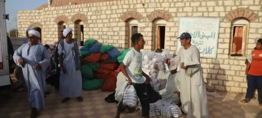 استجابة فورية من وزير الزراعة.. قافلة مساعدات ضخمة تصل «كلابشة» بأسوان