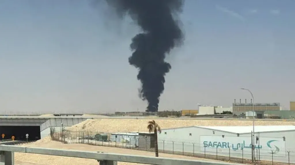 رويترز: تصاعد ألسنة لهب ودخان قرب مطار الرياض