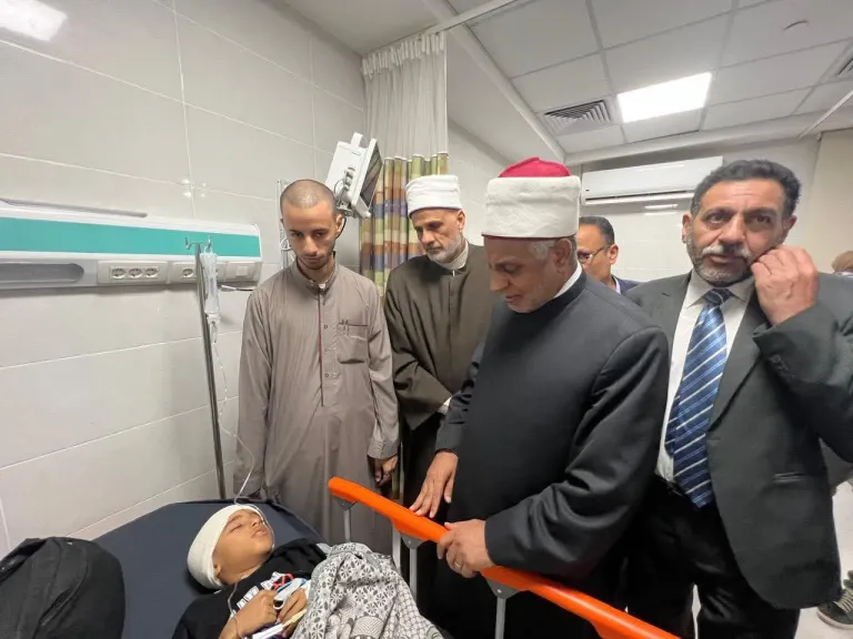 رئيس قطاع المعاهد الأزهرية يتفقد حالة تلاميذ معهد نور الإسلام الخاص إثر حادث الأتوبيس