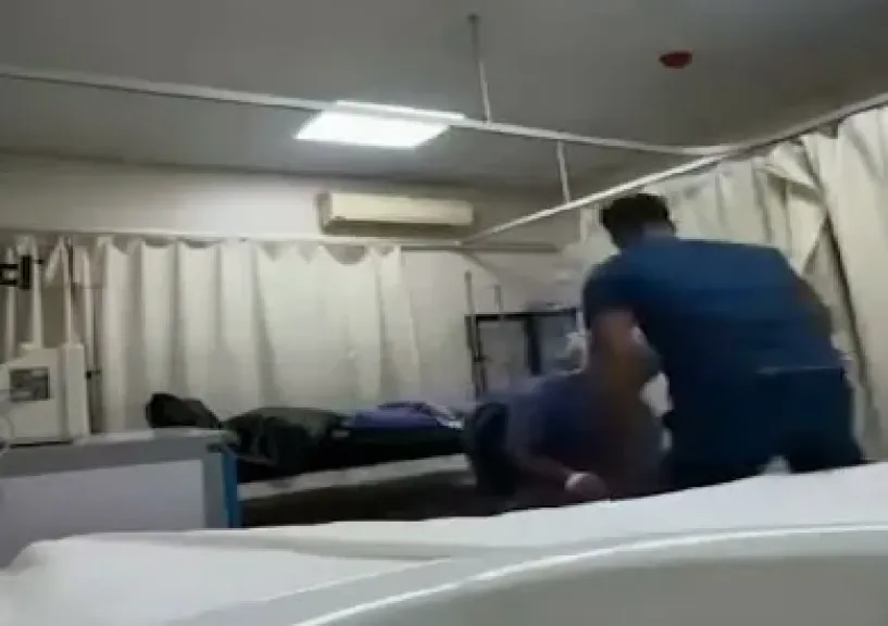 الممرض علي محمد بعد مساعدته مريضًا مسنًا على الصلاة: لم أُرد أن أجعله يشعر بالعجز