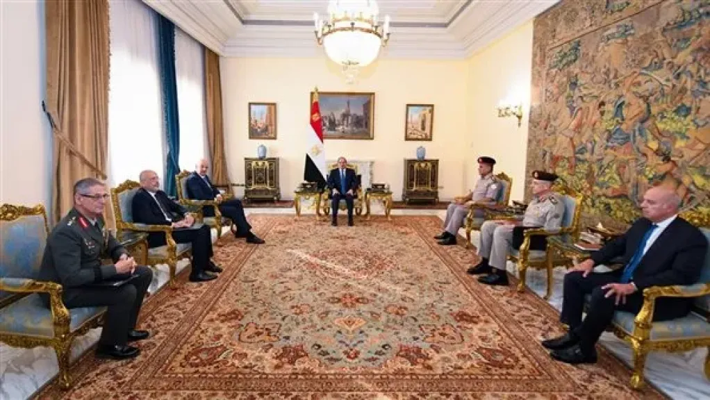 الرئيس السيسي يستقبل وزير الدفاع الوطني للجمهورية اليونانية