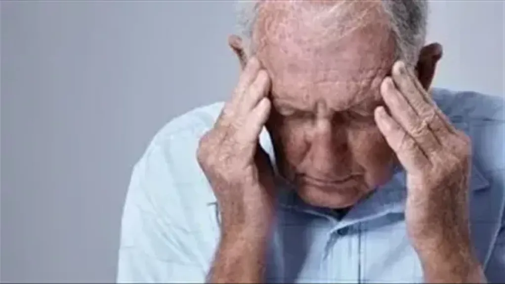 قبل أن يفقد عقله تماما.. استشاري: خطوة واحدة تنقذ مريض الزهايمر