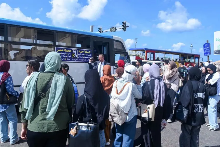 محافظ الإسكندرية يستجيب لشكاوى الطلاب والمواطنين من الزحام المروري ونقص وسائل المواصلات