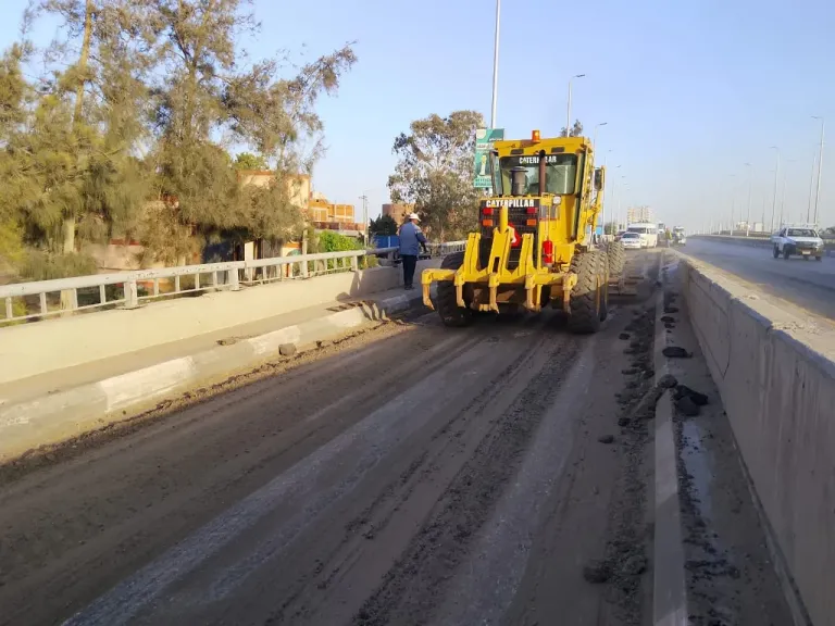 الطرق والكباري: الانتهاء من إزالة الأسفلت المتضرر بطريق الخدمة في إيتاي البارود