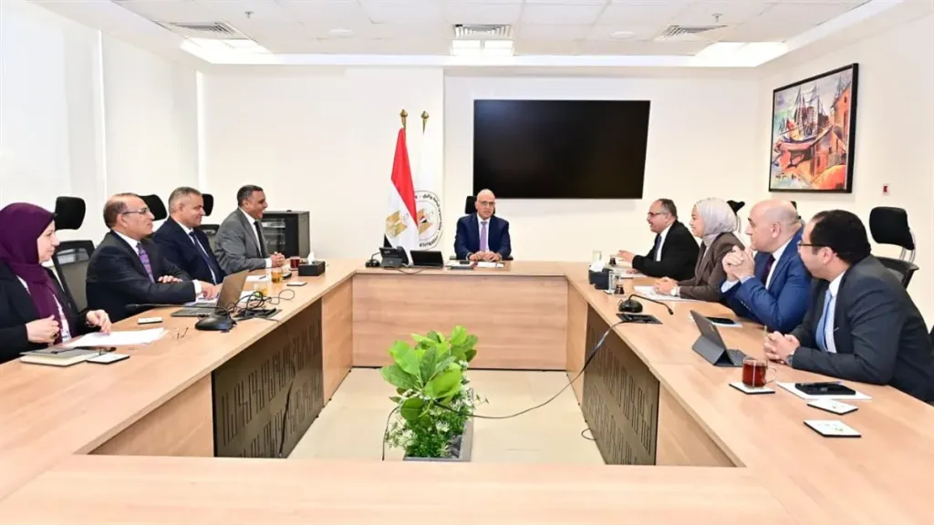 وزير الري يجتمع مع رئيس مجلس إدارة شركة المقاولون العرب لمتابعة موقف المشروعات المشتركة