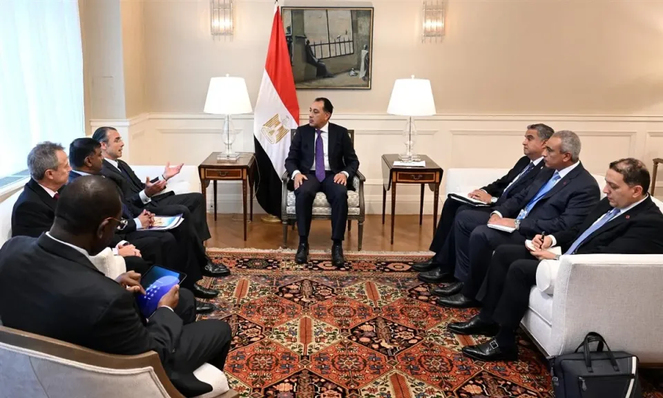 رئيس الوزراء يلتقي وفد شركة ”شيفرون” أحد أكبر شركات الطاقة العالمية