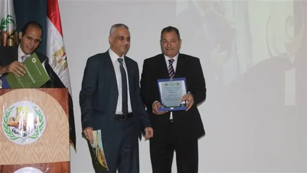 اتحاد الأثريين المصريين يمنح وزير السياحة والآثار «درع الاتحاد للرواد» لعام 2026