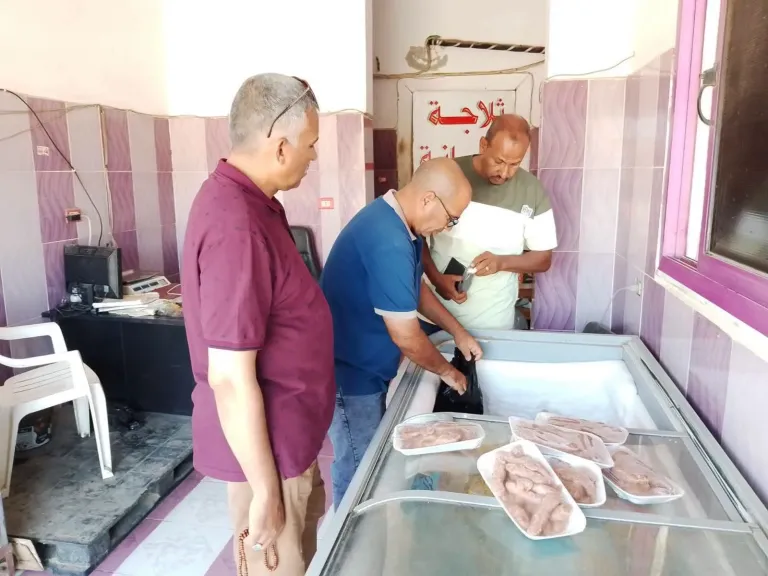 حملة تفتيشية بالقصير تُعدم 17 كيلوجرامًا من الأغذية غير الصالحة