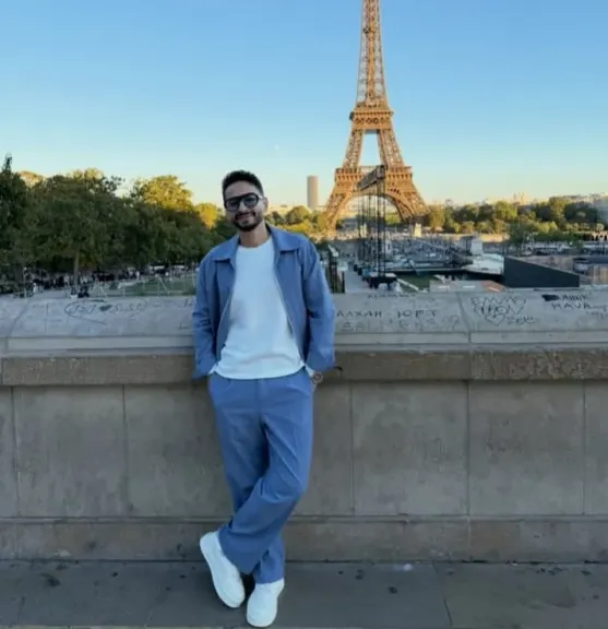 حمادة هلال يشارك جمهوره أحدث جلسة تصوير من أمام برج إيفل