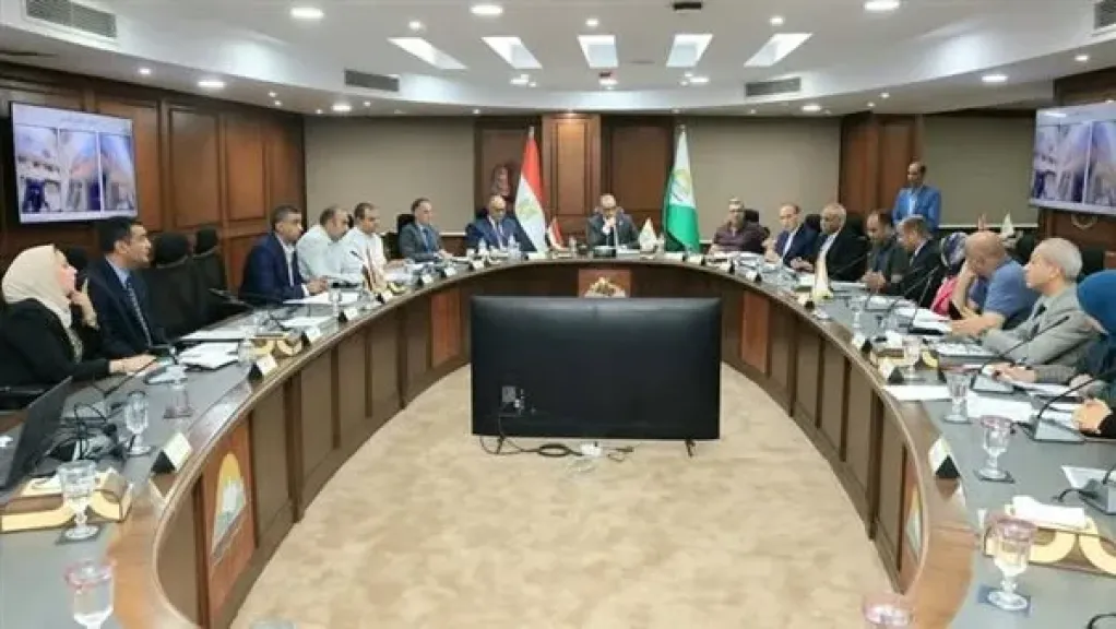 محافظ الجيزة يبحث شكاوى المواطنين ويوجه بسرعة حلها