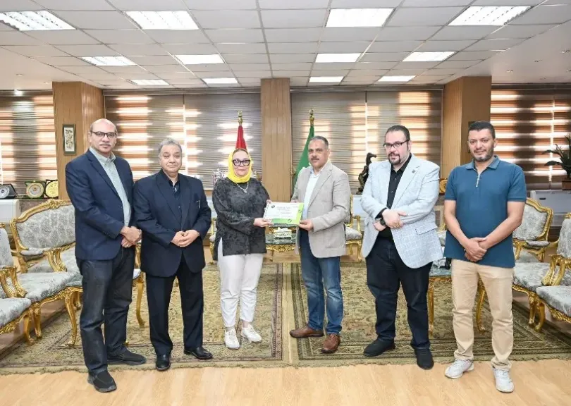 محافظ الشرقية يكرم الدكتورة هبة الضريبي لدورها في تطوير الخدمات الصحية بمستشفى ههيا