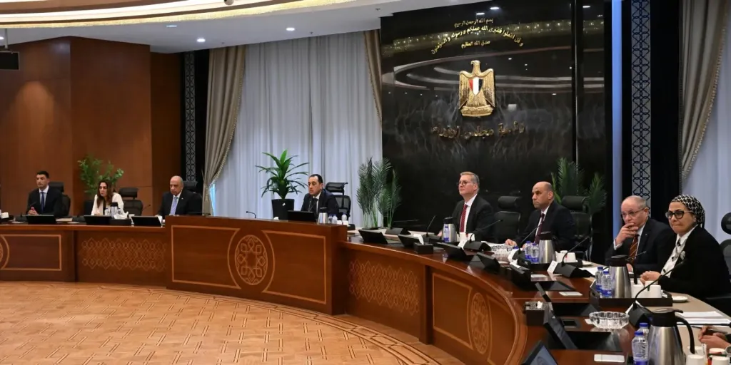 رئيس الوزراء يعقد مائدة مستديرة حول تطوير قطاع التعدين وتعزيز ثقة المستثمرين