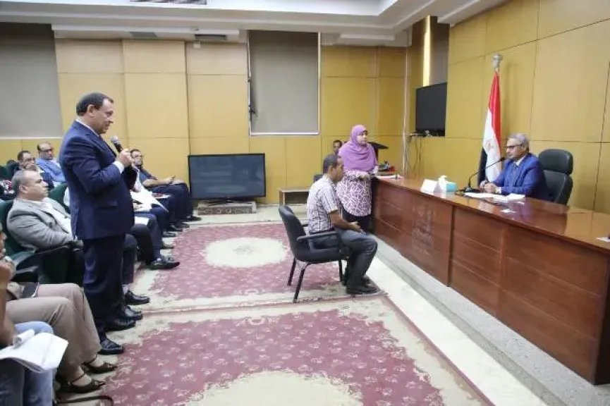 محافظ بني سويف يعقد اللقاء الأسبوعي مع المواطنين