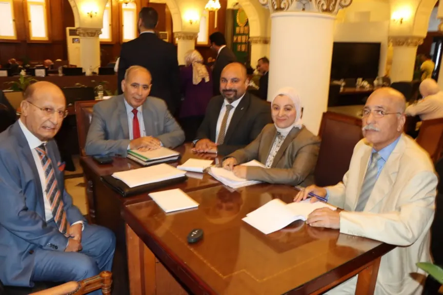 خبراء الاقتصاد بجامعة الإسكندرية يناقشون دعم الاستثمار وتعزيز التنافسية