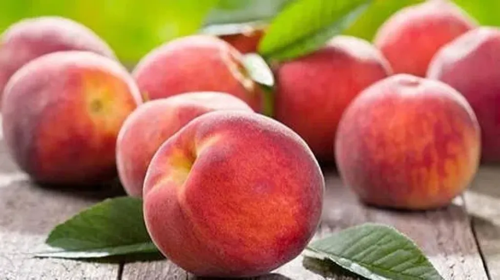 الخوخ وسكر الدم.. خطر خفي أم خيار صحي؟
