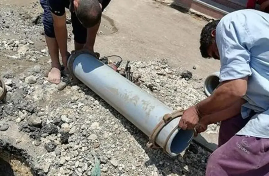 محافظة قنا تتابع شكوى كسر خط مياه بجوار التأمين الصحي بالمساكن