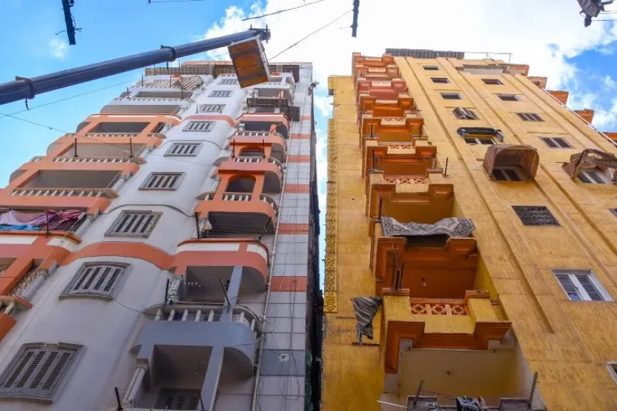 محافظ الإسكندرية يتابع أعمال إزالة أجزاء من العقار المائل.. صور