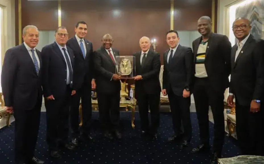 هاني أبو ريدة يكرم رئيس جنوب إفريقيا على هامش ودية المنتخب و«الأولاد»