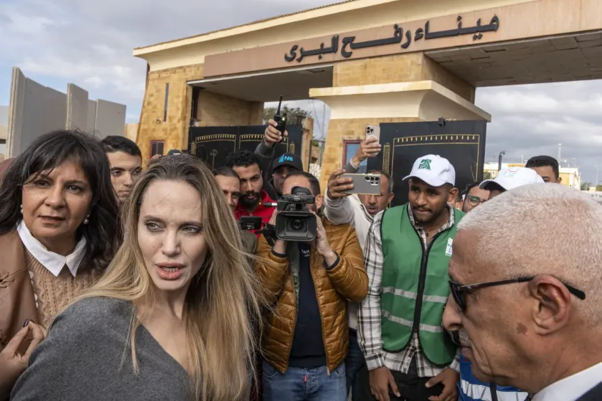 أنجلينا جولي ترصد دمار غزة عبر «جوجل إيرث» وتحذر من كارثة الشتاء
