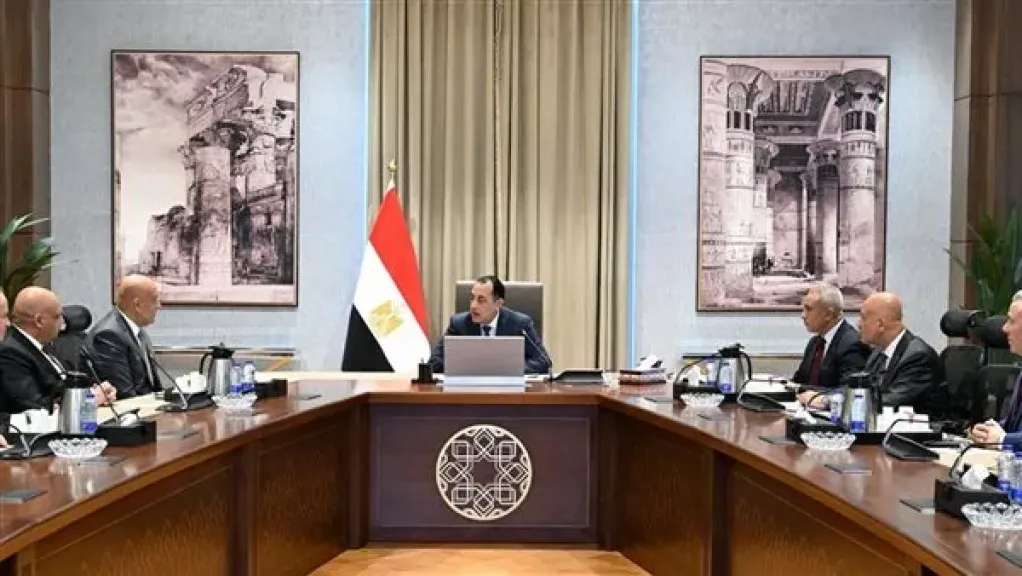 رئيس الوزراء يتابع التعاون في مشروعات تحلية مياه البحر مع مسئولي شركة ”أكوا”
