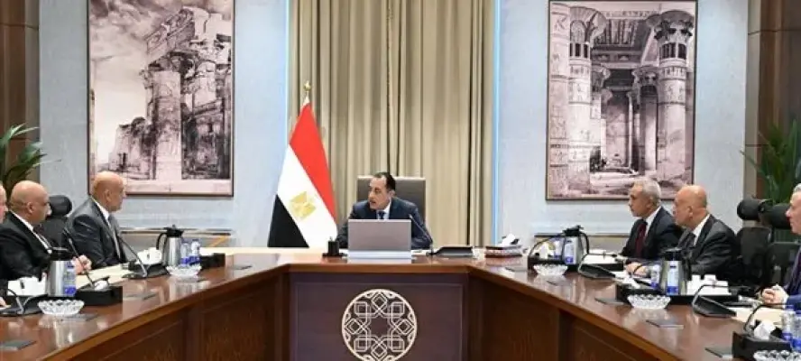 رئيس الوزراء يتابع التعاون في مشروعات تحلية مياه البحر مع مسئولي شركة ”أكوا”