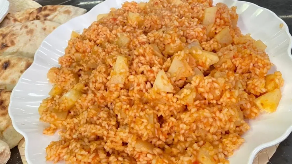 وصفة لاقتصادية بسيطة وشهية.. طريقة عمل الأرز بالبطاطس