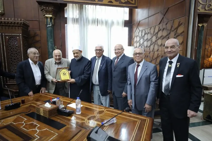 شيخ الأزهر يستقبل وفدًا من أبطال حرب أكتوبر.. صور