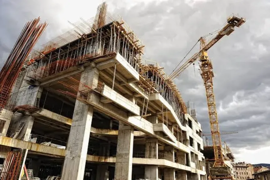 رئيس هندسة التشييد بالجامعة الأمريكية: عمر المباني الافتراضي 100 عام.. والكباري والسدود أكثر من ذلك