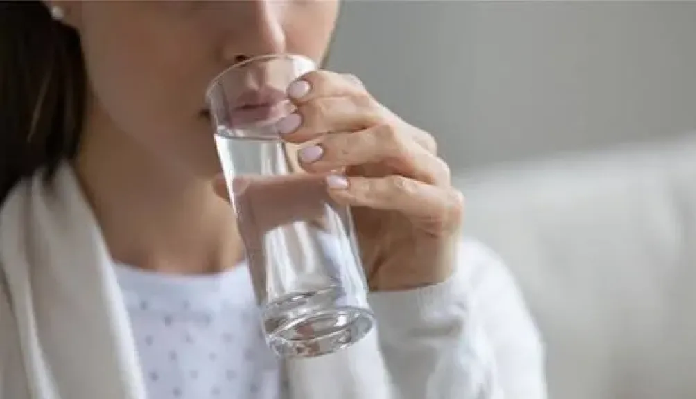 أكذوبة شائعة عن الماء الدافئ صدّقها الملايين