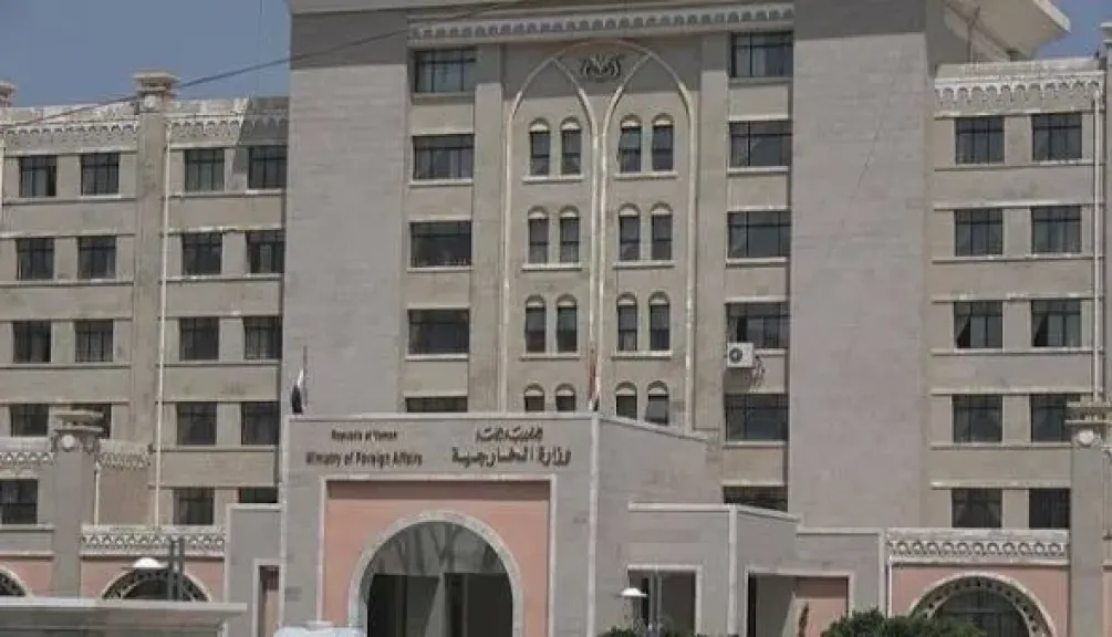 اليمن تدين الاعتداء الحوثي على مطار عدن بصاروخين باليستيين ومسيرات مفخخة