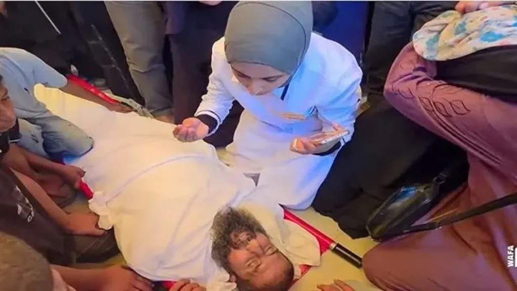 ممرضة فلسطينية تفجع بجثمان والدها أثناء عملها بمجمع ناصر