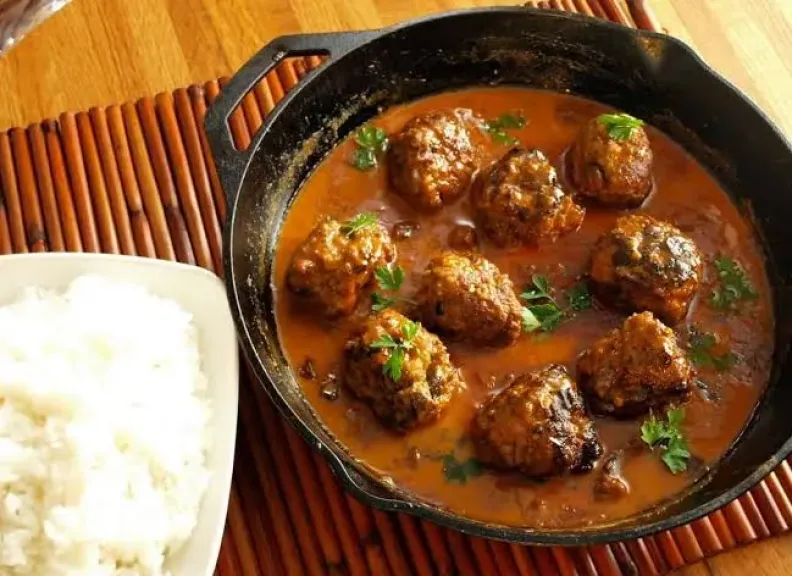كرات الكفتة بصوص الكاري
