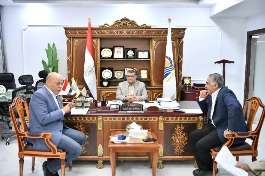 محافظ قنا يناقش مع النواب مطالب المواطنين والملفات الخدمية خلال لقائهم الأسبوعي