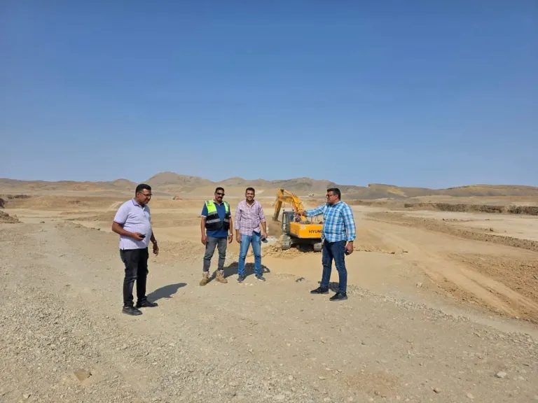 محافظ البحر الأحمر يوجّه بالإسراع في رفع كفاءة الطرق ومشروعات الحماية من السيول