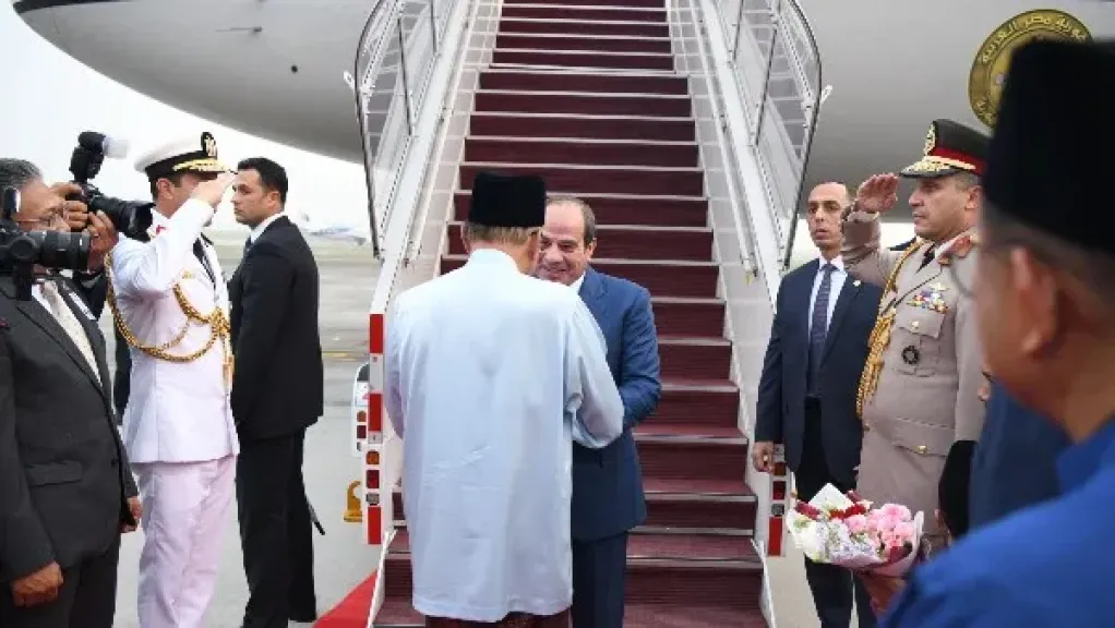 لحظة وصول الرئيس السيسي إلى ماليزيا في ثاني محطات جولته الأسيوية .. صور