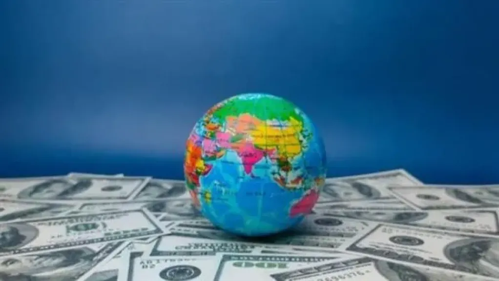 خبير اقتصادي: ديون العالم تتجاوز 352 تريليون دولار ومخاوف من عودة التضخم