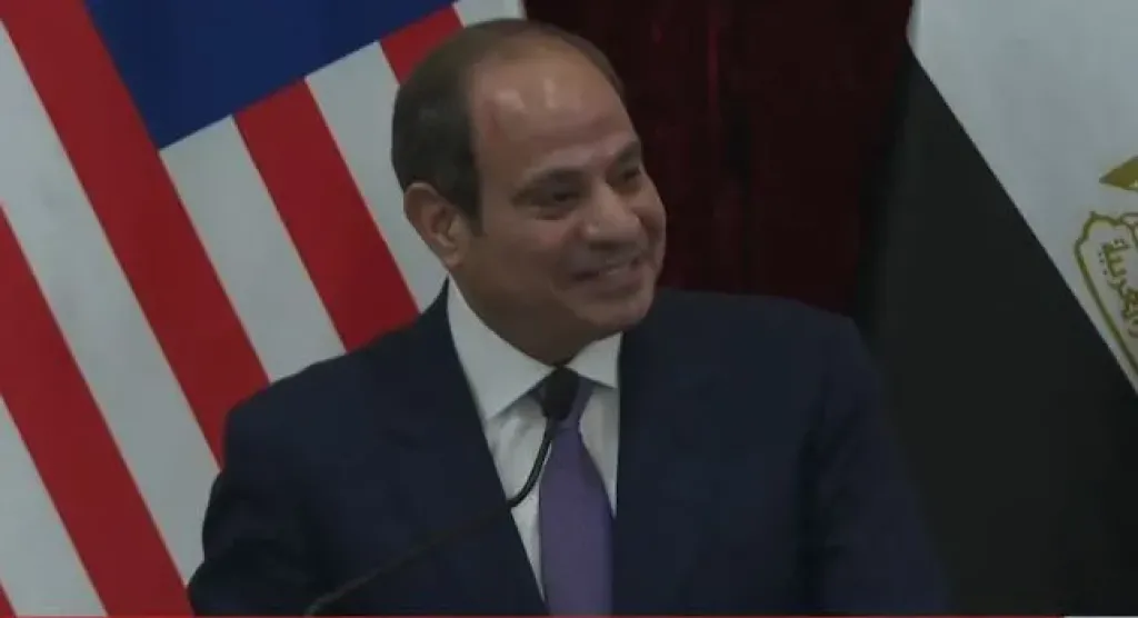 الرئيس السيسي يمازح رئيس وزراء ماليزيا: مقدرش أنافسك