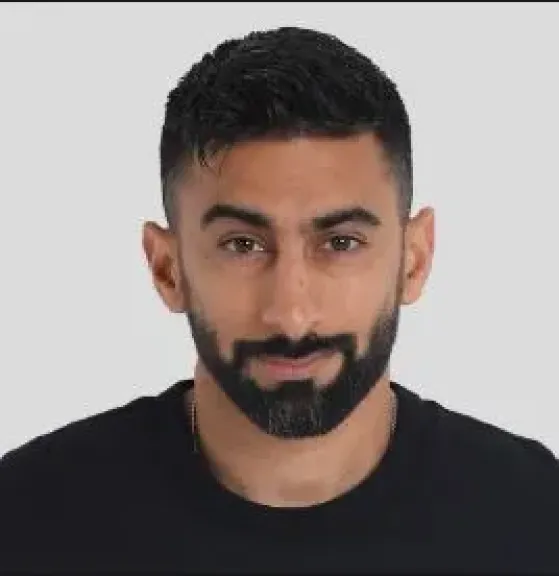 أنس بوخش يثير فضول الجمهور بشأن هوية ضيفته التركية في AB Talks