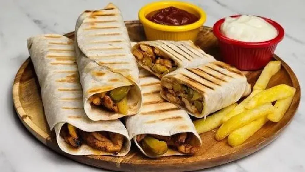 من الأكلات المحببة للجميع.. طريقة عمل شاورما الدجاج