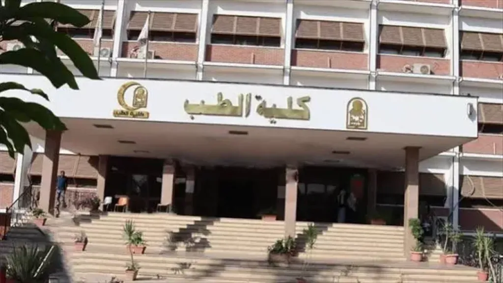 التعليم العالي تحسم الجدل حول قبول طلاب القسم الأدبي بكليات الطب