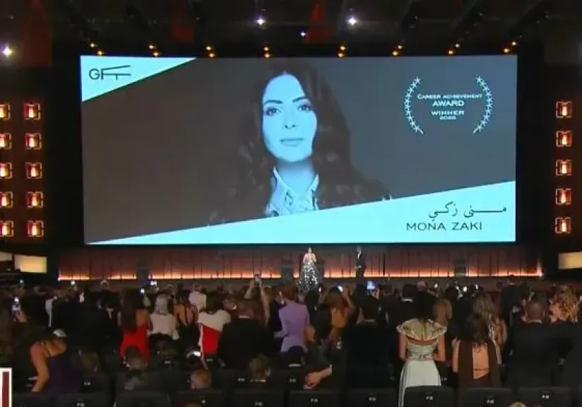 المخرج محمد شاكر يسلم منى زكي جائزة الإنجاز الإبداعي بالدورة التاسعة لمهرجان الجونة السينمائي