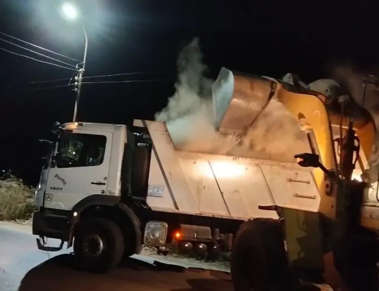 رفع مخلفات تطهير الترعة بطريق الخلوة في أخميم بسوهاج