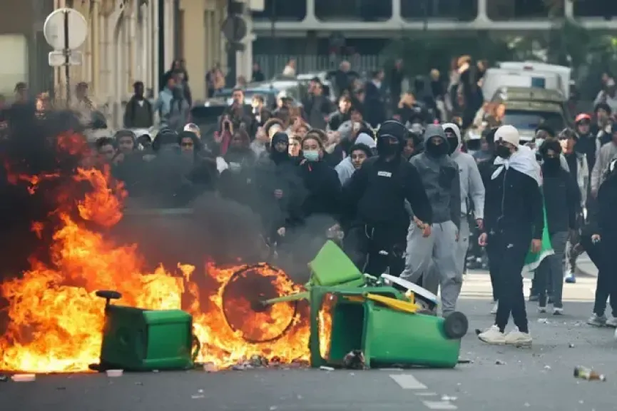 فرنسا على صفيح ساخن.. اشتباكات وحرائق واقتحام مبانٍ عامة احتجاجًا على غلاء المعيشة