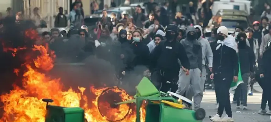فرنسا على صفيح ساخن.. اشتباكات وحرائق واقتحام مبانٍ عامة احتجاجًا على غلاء المعيشة