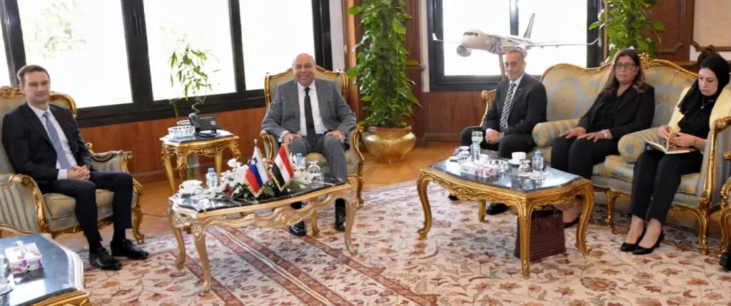 وزير الطيران المدني يبحث مع السفير السلوفيني تعزيز الربط الجوي