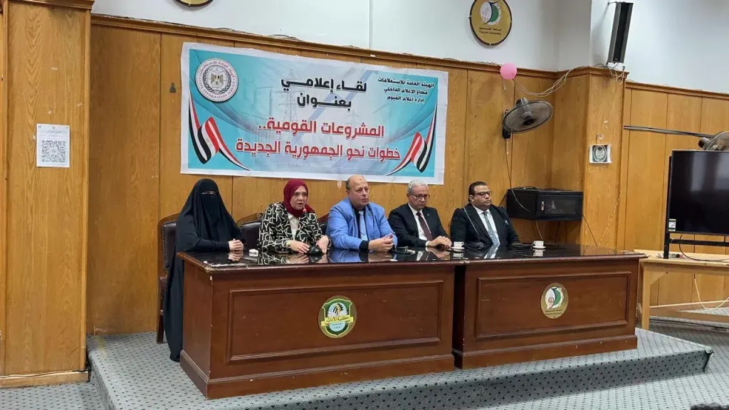 إعلام الفيوم يكثف جهوده لتعزيز الوعي بالمشروعات القومية فى لقاء مع طلاب كلية الآداب