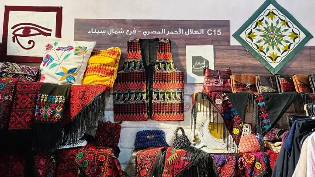 الهلال الأحمر المصري يبرز إبداعات المرأة السيناوية والحرف الخيامية في معرض «تراثنا»