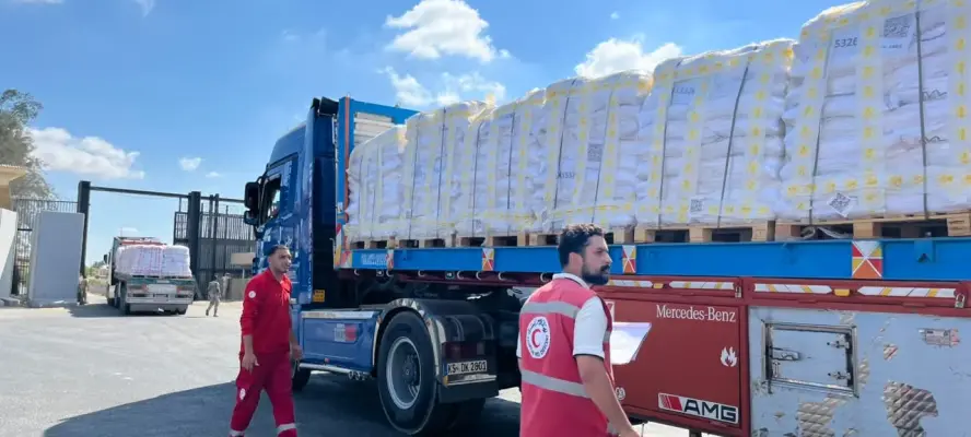 الهلال الأحمر: قافلة ”زاد العزة” الـ299 إلى غزة تحمل مساعدات غذائية وإغاثية