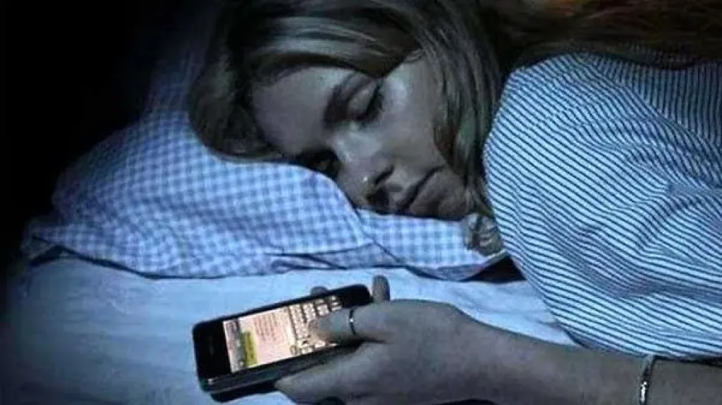 هل تضع هاتفك بجوارك أثناء النوم؟.. 3 مخاطر صحية قد تفاجئك