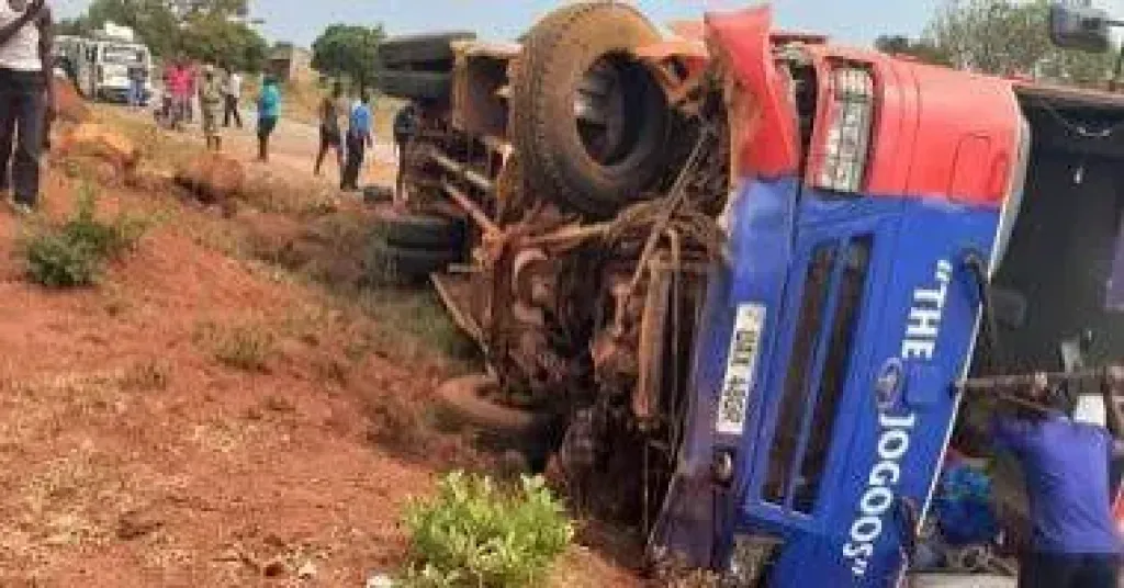 مقتل وإصابة 17 شخصا إثر سقوط حافلة بواد ضيق في الهند